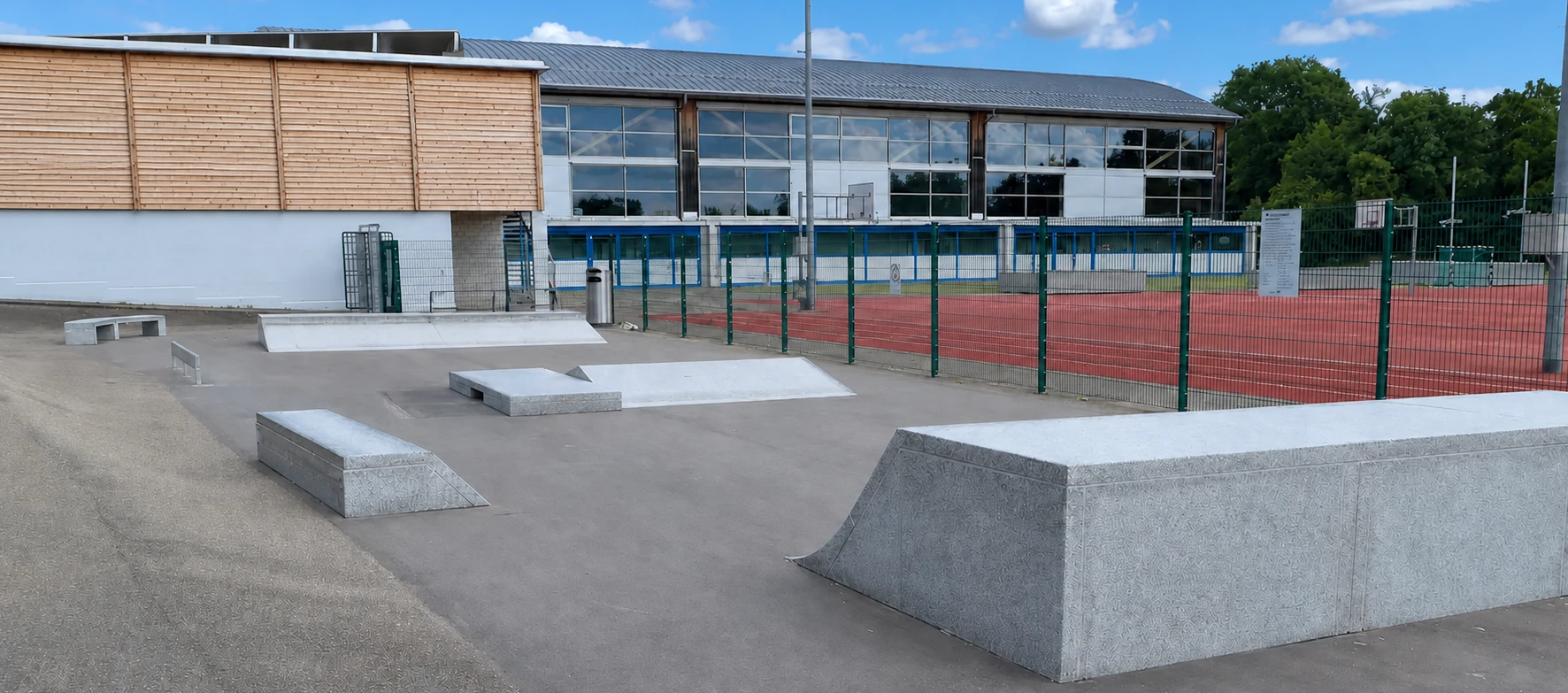 Granit-Skatepark Arlesheim mit heller Holzfassade Granit-Skatepark in Arlesheim mit Ledges, Banks und heller Holzfassade am angrenzenden Gebäude