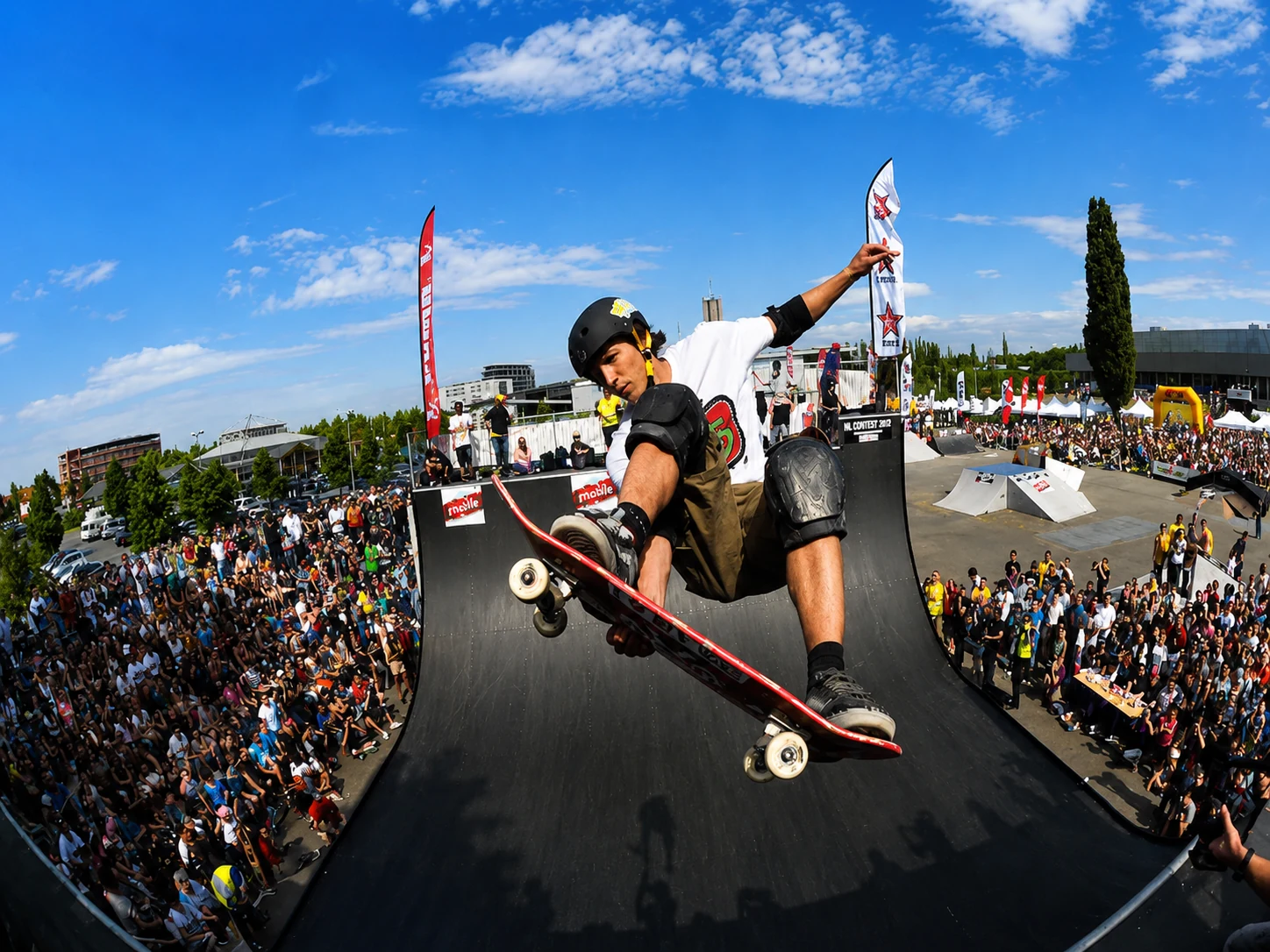 Skateboarder beim Lien Air auf der Kingsize-Halfpipe am NL Contest 2012 in Strasbourg